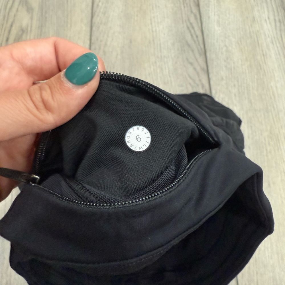 Lululemon Hotty Hot Short Women's 4 BLACK - Picture 4 of 4